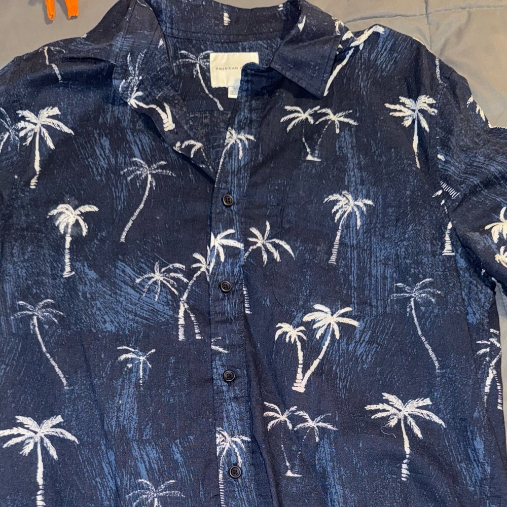 American Eagle Size medium blue button with white palm trees